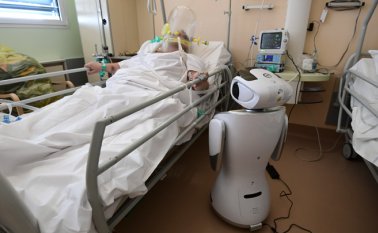 Los seis robots adquiridos recientemente por el hospital trabajan al lado de los enfermos. AFP