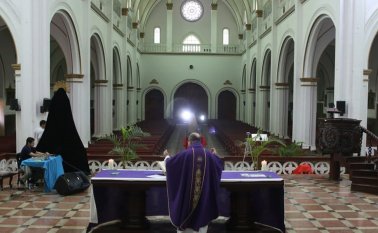 Los sacerdotes no tendrán quien los acompañe a escuchar el sermón. En esta ocasión no habrá ramos, agua ni fuego qué bendecir presencialmente. Todo será virtual. Laura Serrano y César Obando