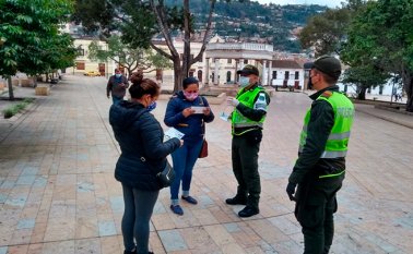 Con la entrega de volantes, los uniformados generaron conciencia a los adultos de la importancia de proteger a los menores.  Policía