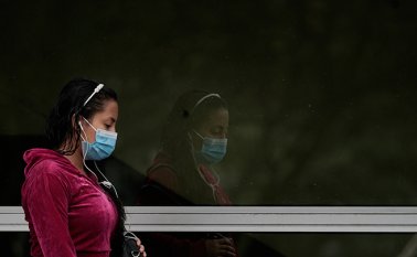 La medida anunciada por el Ministerio de Salud hace énfasis en que el uso es obligatorio en el sistema de transporte público, buses, taxis, y áreas donde haya afluencia masiva de personas. Colprensa