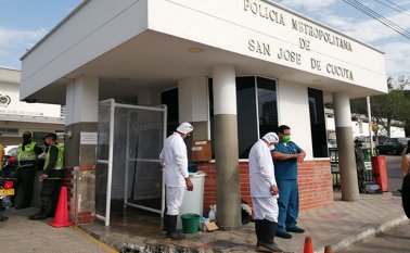 Quienes entren y salgan del comando de la Mecuc serán desinfectados para prevenir el contagio. Laura Serrano/La Opinión