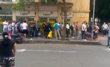 Las aglomeraciones de gente a las afueras de los bancos o sumermercados es lo que se pretende controlar con la nueva medida de pico y cédula que implementó desde ayer la alcaldía. La Opinión