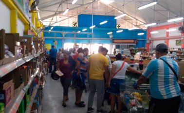 Decenas de compradores se volcaron a las tiendas de cadena en un movimiento de ‘compras nerviosas’ que se sucedieron una vez decretado el confinamiento obligatorio en los hogares.
 Cortesía