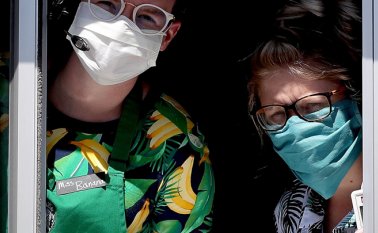 La enorme demanda de mascarillas y tapabocas se ha convertido en una batalla sin cuartel entre países. AFP