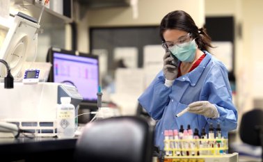 Técnicos en el laboratorio de pruebas procesan el análisis de sangre en MedStar St. Mary's Hospital, en Washington DC, EEUU. AFP