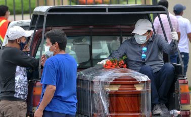 Familiares de una víctima del nuevo coronavirus COVID-19 llegan con el ataúd al cementerio Parque de la Paz en Guayaquil, Ecuador, este Jueves Santo,para sepultarlo. AFP