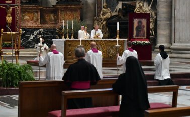 A causa de la pandemia, el papa tuvo que celebrar excepcionalmente una misa con apenas una decena de ayudantes y una docena de clérigos y religiosos.
AFP