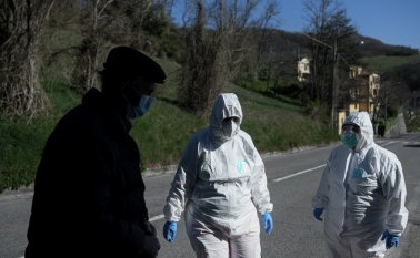 Médicos y científicos instan a las autoridades a que no retiren demasiado rápidamente las medidas de confinamiento. AFP