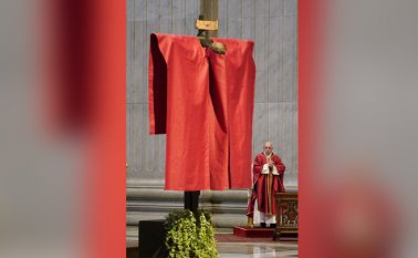 El Papa Francisco, de pie junto a un crucifijo milagroso cubierto con una tela roja, que en 1.552 fue llevado en procesión por Roma para detener la gran plaga, preside la misa del Viernes Santo por la Pasión de Cristo, celebrada a puerta cerrada en San Pedro. Basílica en el Vaticano. AFP