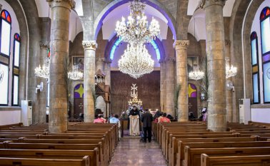 Los clérigos asisten a una misa del Viernes Santo sin fieles, debido a la pandemia de coronavirus COVID-19, en la Iglesia Apostólica Armenia Surp Kevork (Iglesia de San Jorge) en la ciudad norteña siria de Alepo. AFP