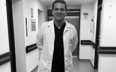La Clínica Universitaria Colombia señaló que para su directiva, el primer objetivo del plan contra la COVID-19 es cuidar a sus trabajadores. El médico Carlos Nieto murió por la pandemia. Cortesía