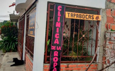 Este es el aviso de moda en las fachadas de muchas casas cucuteñas, cuyas familias decidieron relegar las ventas de hielo y las confecciones por la de tapabocas. Cortesía