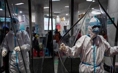 Las muestras fueron tomadas en múltiples ubicaciones: los pisos, ratones de computadores, botes de basura, barandas de cama, máscaras de pacientes, entre otras. Afp