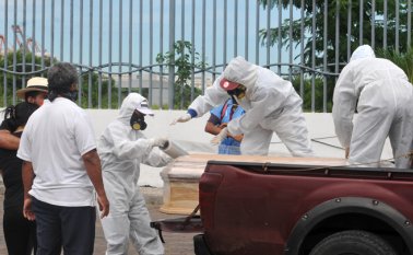 Un grupo de afectados se está organizando para presentar una demanda contra el Estado por los problemas para retirar los cadáveres. AFP