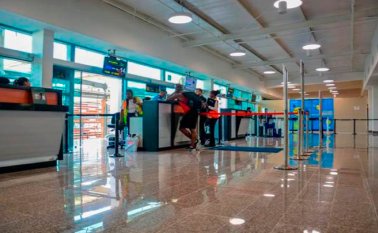 El joven viajó de Bogotá a Cartagena sin tener los resultados de los exámenes que le practicaron tras llegar de Londres.  Colprensa