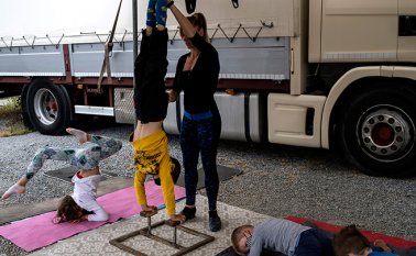 El circo sobrevive gracias a la ayuda de las asociaciones locales y de voluntarios, que colaboran para alimentar a los animales. Afp