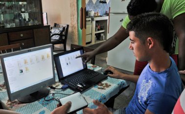 El mayor tráfico diario se presentó el fin de semana de inicio de Semana Santa (3-5 abril) con un promedio de 80,6 millones de GB. Archivo