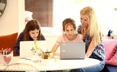 Los expertos señalan que el confinamiento puede ser un momento para mejorar la comunicación  como familia, pues esto es fundamental para el desarrollo de la adaptación al nuevo escenario que se está experimentando. Archivo