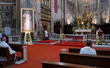 El papa Francisco celebró la misa de la Fiesta de la Divina Misericordia a puerta cerrada en la iglesia de Santo Spirito en Sassia en Roma.
 AFP