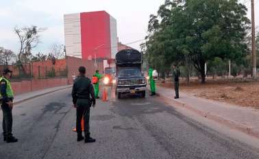 Al ingresar a Cenabastos los vehículos son detenidos para la labor de aspersión Policía