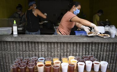 Diariamente están repartiendo unos 600 almuerzos para los más pobres AFP