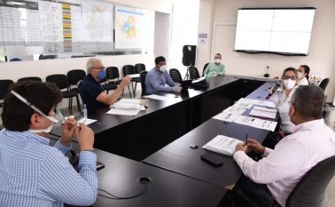 El alcalde Jairo Tomás Yáñez estuvo reunido con su equipo financiero para analizar la viabilidad de asumir el pago total de los servicios públicos, pero el mandatario insiste en que los recursos se deben priorizar en alimentación y salud. Cortesía para La Opinión