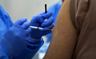 La vacuna es una de las alternativas que buscan para contrarrestar la pandemia generada por el coronavirus. AFP