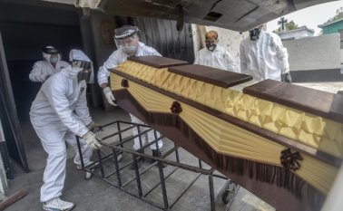 Los trabajadores de una funeraria mueven el ataúd de una víctima de COVID-19 en un crematorio en el barrio de Iztapalapa, en la Ciudad de México. El jueves, México había registrado más de 11,000 casos de coronavirus y más de 1,000 muertes. AFP