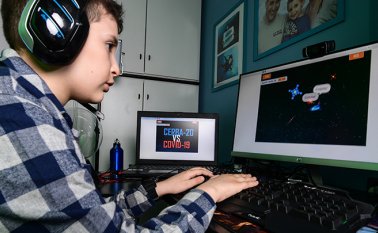 El pequeño contó con el apoyo de sus padres. Afp
