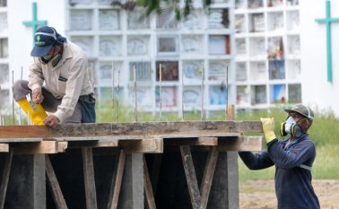 Los trabajadores construyen tumbas en el cementerio Angel Maria Canals en Guayaquil, Ecuador. El número de casos de coronavirus en Ecuador casi se duplicó. AFP