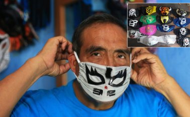 Entre familiares y amigos, Huerta ha reunido un equipo de seis personas que fabrican las mascarillas en su humilde casa de México. AFP