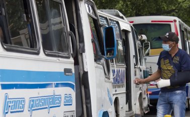 Los conductores tampoco pueden transportar pasajeros con las ventanas cerradas y sin tapabocas. Archivo