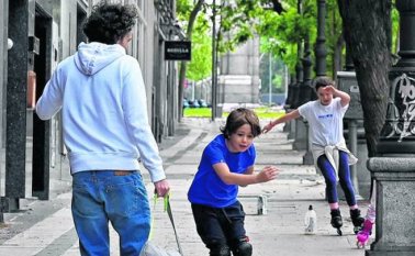 Por ahora, como sucede en toda Europa, seguirán cerrados los gimnasios, los bares, las playas, los sitios turísticos, así como los cines, estadios y los grandes centros comerciales. AFP