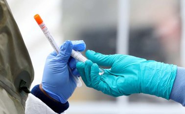 La OMS y grandes laboratorios farmacéuticos han anticipado un plazo de 12 a 18 meses como mínimo para la comercialización de una vacuna efectiva.
 AFP