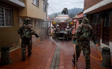 Ejercito Nacional a través de su comando de ingenieros militares realizan labores de desinfección en los municipios aledaños al distrito capital. Colprensa