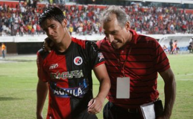 Mauricio duarte (Izq), llora la perdida de la categoría luego de que el rojinegro fuera superado por Fortaleza con un marcador global de 2-1 en los juegos de la ya extinta Promoción en el año 2013.  Archivo