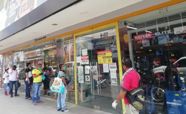 Dentro de las medidas de bioseguridad tomadas por los comercios de insumos para la construcción está hacer una fila afuera de los establecimientos para ingresar. Daniel Villán/La Opinión