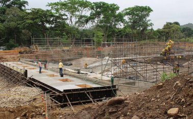 Así avanzaban los trabajos antes de que por la pandemia del coronavirus tuvieran que suspenderse. Se trabajaba en el desarenador, la instalación de la tubería y la casa de las bombas.
Cortesía