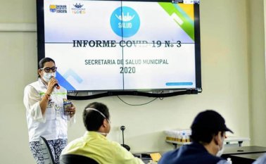 La secretaria de salud, María Constanza Arteaga, fue suspendida el miércoles por la Personería Municipal, por las presuntas irregularidades y sobrecostos en un contrato de suministros para atender la emergencia sanitaria.
 Cortesía