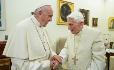 En el libro, Ratzinger asegura, que tiene buenas relaciones con el papa Francisco.
AFP