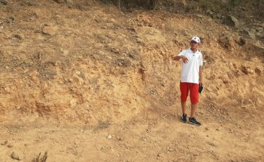 Freddy Escalante Durán (en la foto), vicepresidente de la JAC, manifestó que hace 35 años plantaron allí cactus para combatir la erosión, ahora los invasores lo están tumbado. Cortesía
