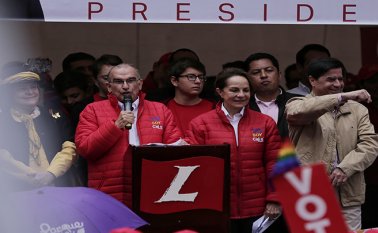 La señora Restrepo contrajo matrimonio con De La Calle en 1968, unión de la que nacieron el abogado y exfuncionario José Miguel, la psicóloga Alejandra y la también abogada Natalia.
Colprensa