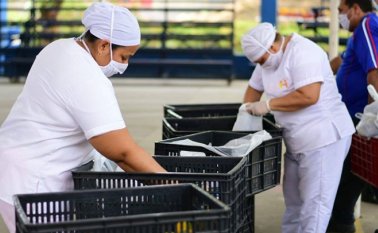 Alrededor de 68.052 estudiantes de las diferentes instituciones educativas de Cúcuta se beneficiarán de la ‘ración para preparar en casa’, que incluye alimentos perecederos y no perecederos.
Cortesía