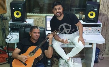 Ciro Quiñónez en su estudio en Cúcuta, donde pasa la cuarentena, en compañía de su productor Yiyo Lerechit. Cortesía de Instagram.