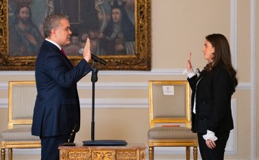 Tiene el reto de acompañar, de proteger, de dinamizar los medios regionales, los medios comunitarios, esas emisoras que trasmiten en la Colombia profunda el sentimiento de los ciudadanos y que son además el primer contacto con la información, indicó el presidente. Colprensa