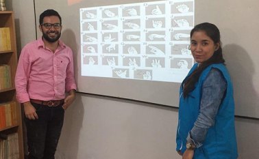 En tiempos del coronavirus surgen acciones altruistas para ayudar a la población con discapacidad auditiva. Cortesía