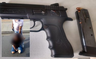 Porte ilegal de arma. Policía / Captura de video