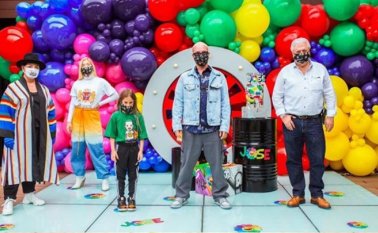 El mismo cantante subió videos y fotos del festejo que estuvo acompañado por una decoración con bombas de distintos colores. Colprensa