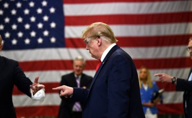 El presidente estadounidense no ha querido ponerse el tapabocas y su uso está teniendo más un mensaje político que de verdadera prevención. AFP