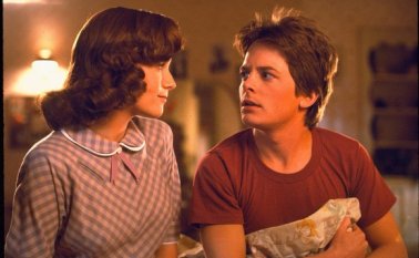 El icónico Marty McFly es interpretado por Michael J. Fox y la recordada Lorraine por la actriz Lea Thompson. Foto: Cortesía Colprensa.